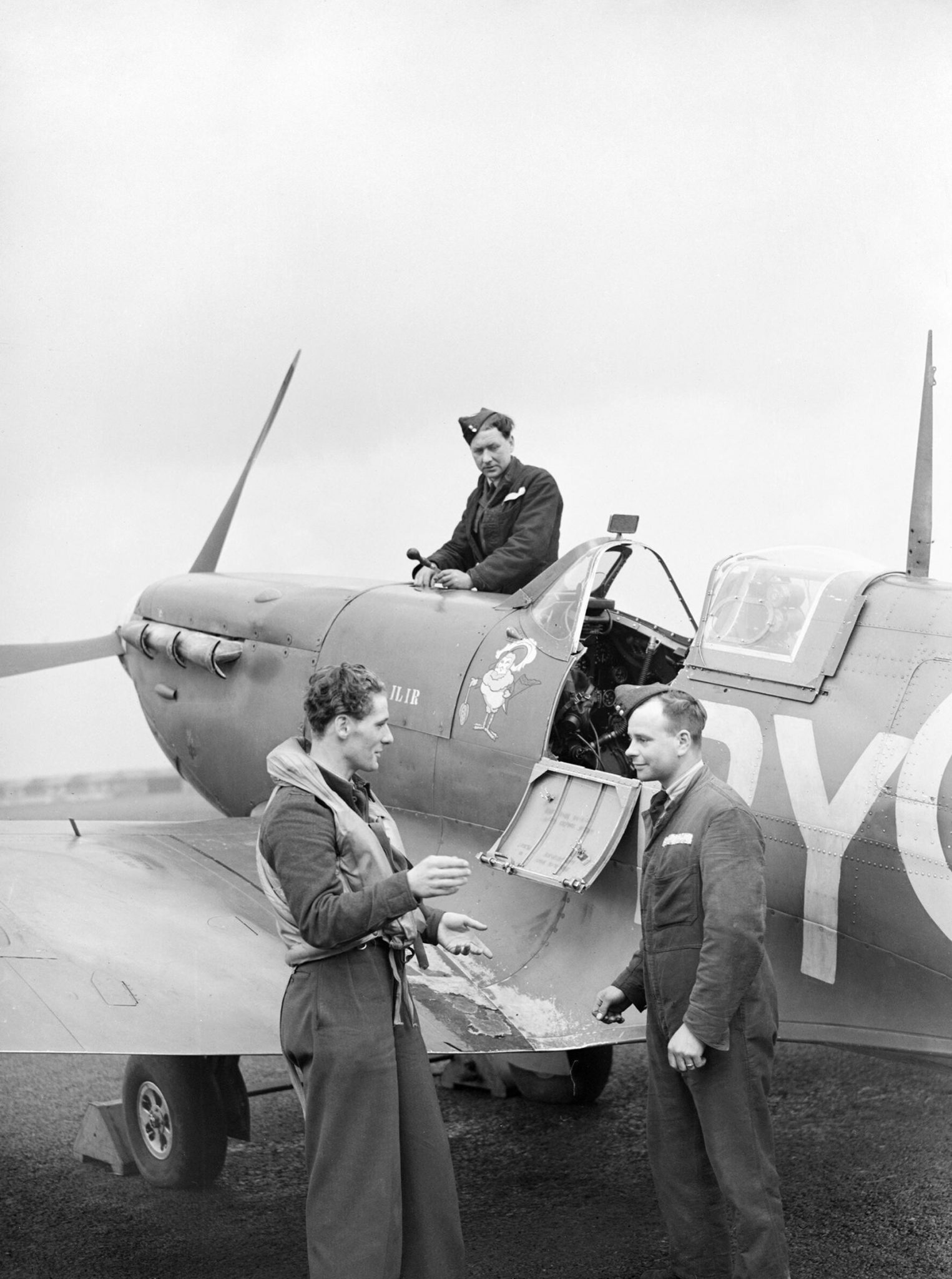 BL581 Czech Spitfire Pilot Of No 313 Squadron In Conversation With His Rigger And Fitter 